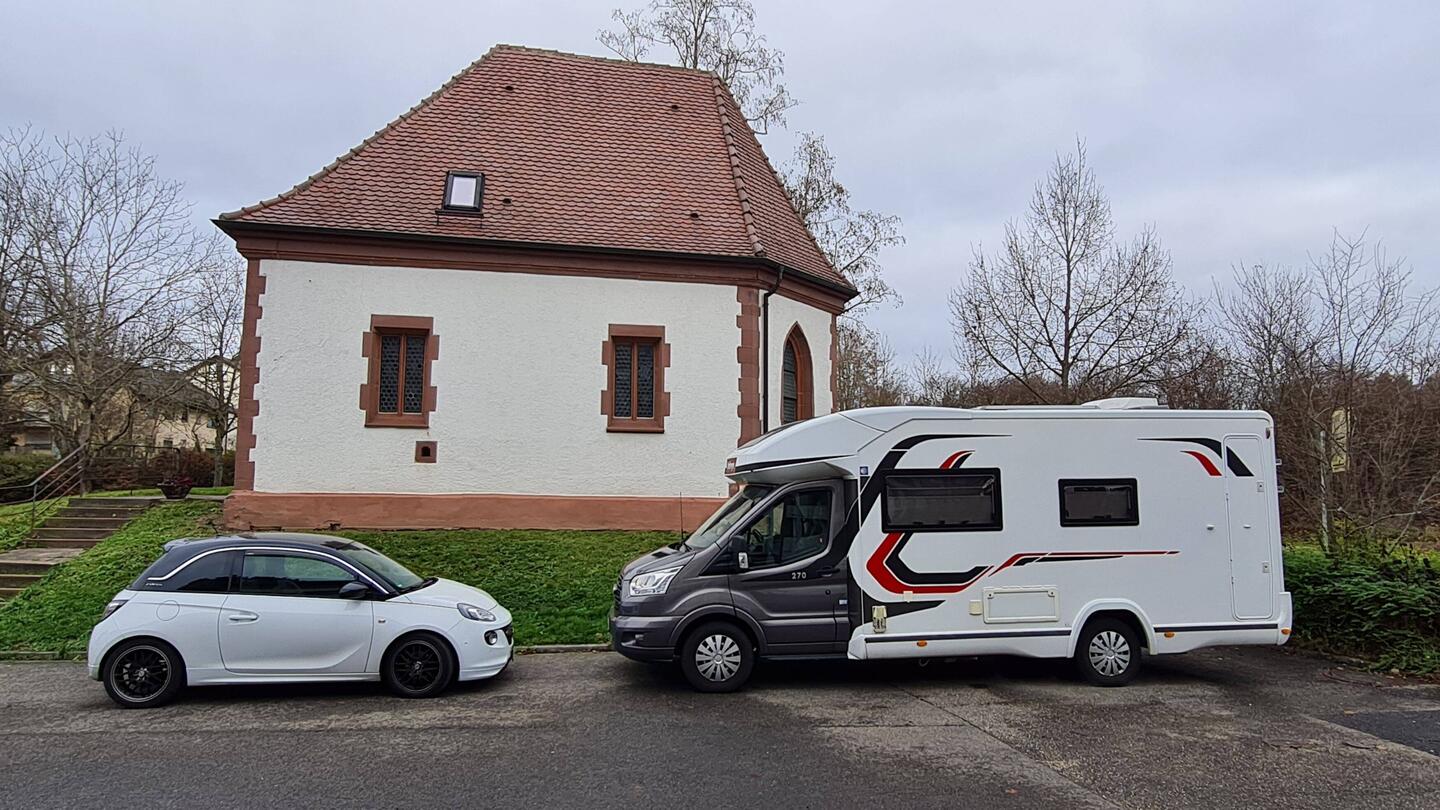 Angesprungen ohne Starthilfe. Beide Batterien machen keinen gesunden Eindruck