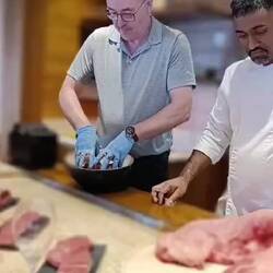 Ich darf das Tatar anrichten.