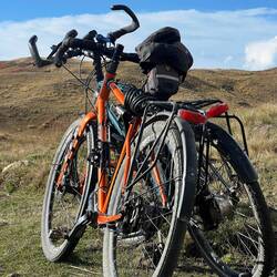 A good way to tie the bikes when bivouacing