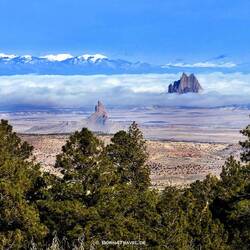 Auf dem Weg in die Lukachukai Mountains: Ausblick Richtung auf den Shiprock in New Mexico