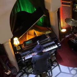 Play it aigain, Sam...