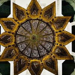 Messingleuchter von unten im Bad