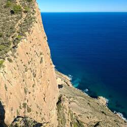 On voit bien le petit chemin qu'on vient de descendre, faut avoir le pied plutôt sûr...