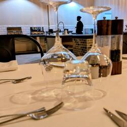 Gegessen wird neben der Open Kitchen