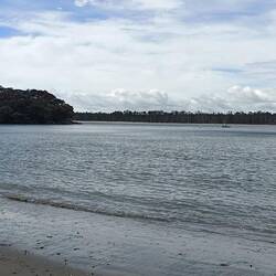 Cave bay en bas de Bowentown