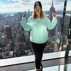 Der linke Finger zeigt auf das Empire Statebuilding