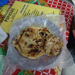 Puposa mit Käse und Spinat