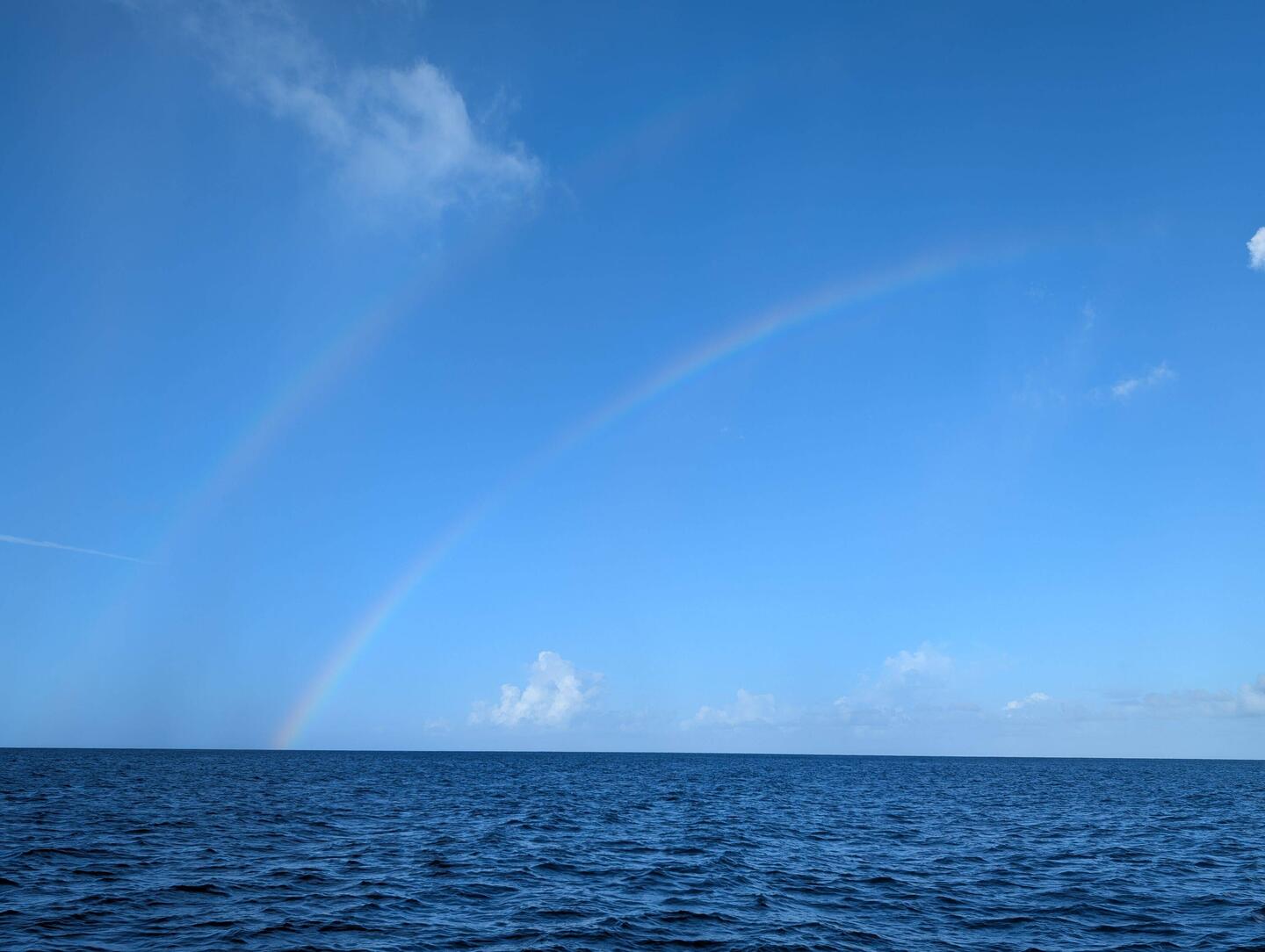 Start nach einem kurzen regenschauer, aber dafür mit doppeltem Regenbogen