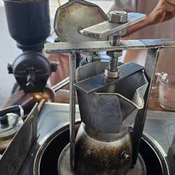Abwarten auf den nächsten Zug beim Hand Made Cafe in Nakhon Ratchasima.