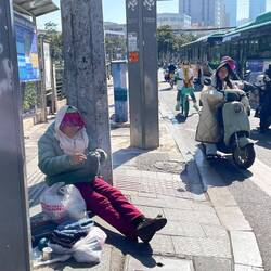 Strickende Frau an einer Kreuzung, sogar das wirkt sauber🥳