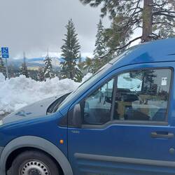 Unter der Wolkendecke sieht man die Sonne ... außerhalb des Parks.