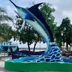 Blue Marlin, zur Erinnerung an ein hier ausgerichtetes Fischerdestival