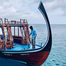 Mit dem traditionellen Dhoni geht es auf die Insel der Einheimischen