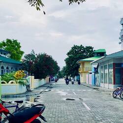 Eine von drei Hauptstraßen (gepflastert)