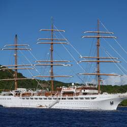 Vorbei an der Sea Cloud Spirit