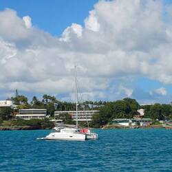 Im Hintergrund an Land, unser Hotel für die letzten Tage auf Guadeloupe