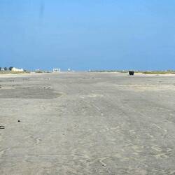 Fahrt über die Landebahn - oder was davon noch übrig ist ist.