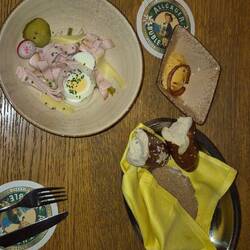 Mit Wurstsalat und Obadzda