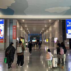 Kleiner Bahnhof, wie immer blitzblank