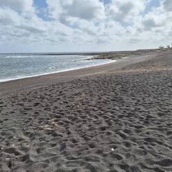 bis zu einem Lava Strand.
