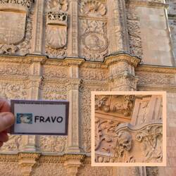 "Frosch v. Salamanca“ - kleine Skulptur eines Frosches auf einem Totenkopf