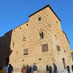 Fassade mit über 300 Jakobsmuscheln, dem Symbol des Santiagoordens