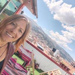 Cooles Hostel mit Dachterrasse und Bergblick