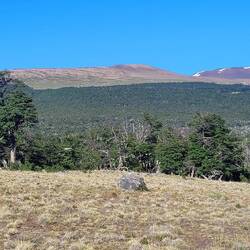 Der Berg rechts ist das Ziel.