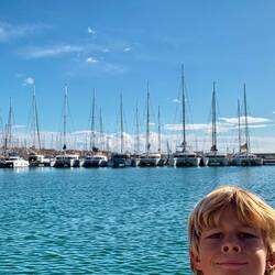 Wir liegen direkt gegenüber des Hafenbüros. Zu Fuß braucht es 20 min. 😬