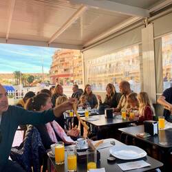 Alle treffen sich zum Churros Essen jeden Samstag