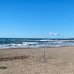 Windstille. Die alte Dünung vom Vortag wirft ordentlich Wellen an den Strand
