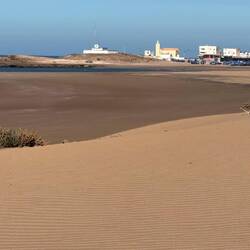 Toller Strand, wir machen einen Spaziergang zum Fischerdorf gegenüber