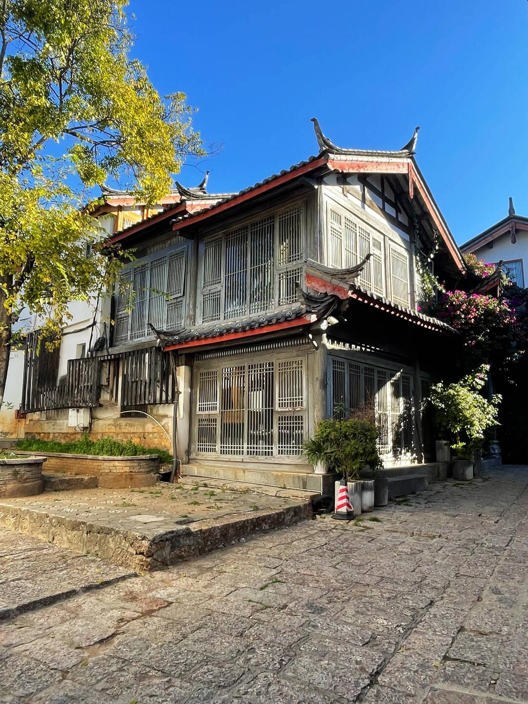 Vorderseite Unterkunft, es ist aber mit mehreren dazugehörigen Gebäuden verschachtelt.