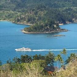 ... das sieht auch nicht nach einem Touriboot aus