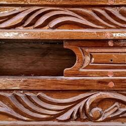 Wunderbare Schnitzereien an den Außenseiten der Dhows