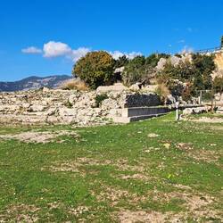 Il tempio principale e l'oracolo (a destra)