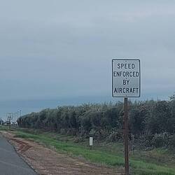 Schild für Dagmars Sammlung, Kalifornien ist so groß, dieses Schild steht relativ häufig am Rand.