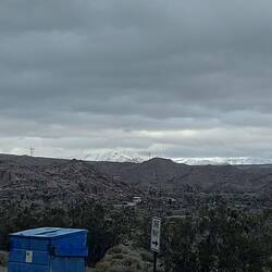 Und weiße Bergspitzen im Hintergrund.