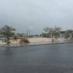 Das ist der Parkplatz von Dollar General ... ein See sandiges Wasser.