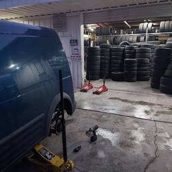 Da steht er bei JR's.