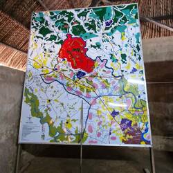 Dunkelblau eingezeichnet das Tunnelsystem