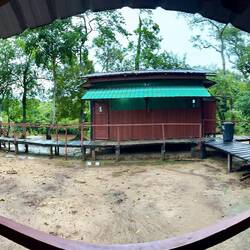 Stehe, denn in der Regenzeit steht hier das Wasser!