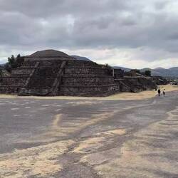 Die Prachtstraße ist die "Calzada de los Muertos" = Die Straße der Toten.