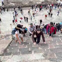 Erst seit drei Monaten freigegeben. Das erste Plateau der Mondpyramide. Das "yin" der Atzteken.