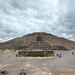 Die Sonnenpyramide! Das höchste Bauwerk hier und das "yang". (Erklärung im Text)