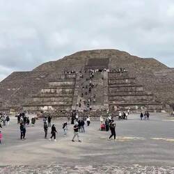 Ich rede Quatsch! Hatte ja nur 50% verstanden. Das ist die Mondpyramide (nicht die Sonnenpyramide).