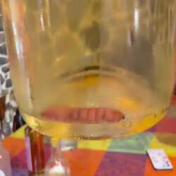 Ist natürlich kein Wurm! Sondern die Larve eines Schmetterlings.