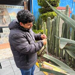 An der Kleidung des Herren klar erkenntlich: Sommer sieht anders aus | 1. Stopp: Merchandising