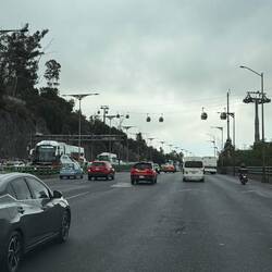 In Mexiko City wird eine kilometerlange Seilbahn als Transportmittel für die Bevölkerung eingesetzt.