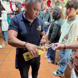 Das ist der vierte Schnaps: Mescal! Steigert die Libido und verkürzt die Augensicht.